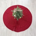Klassische rote Strick-Weihnachtsbaumdecke mit Zopfmuster auf Holzfußboden - Rot Rüschen Bindeband Stil A