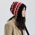 Cappello in maglia Fair Isle rosso e nero con paraorecchie e lacci per l'inverno - Nero Rosso