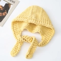 Handgefertigte gelbe Stricksturmmütze mit Bindebändern für Wärme im Herbst und Winter - Gansgelb