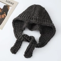 Handgefertigte grob gestrickte Balaclava-Mütze in Dunkelbraun mit Bändern für den Winter - Kohlegrau