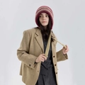 Gebreide muts met oorkleppen en strikbandjes in rood-paars en beige gestreept design - Donkere Thee Bruin