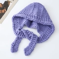 Handgefertigte lavendellila grob gestrickte Kapuzenschal-Mütze mit Bändern für den Winter - Lavendel