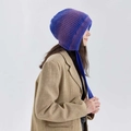 Gebreide paarse muts met kleurverloop, oorkleppen en lange bandjes voor dames - Blauw en Paars