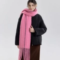 Sciarpa di lana rosa con strisce nere verticali e frange lunghe per look invernale - Rosa Pesca