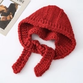 Handgefertigte grob gestrickte rote Balaclava-Mütze mit langen Bändern auf weißem Grund - Rot