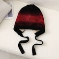 Gebreide muts met oorkleppen, rood-zwart kleurverloop en warme fleece voering - Lavarood