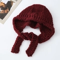Handgefertigte grob gestrickte dunkelrote Balaclava-Mütze mit Bändern für Winterwärme - Dunkelrot