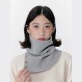 Scaldacollo grigio in maglia con tre bottoni ambrati e design a collo alto minimale - Grigio chiaro