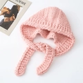 Rosafarbene grob gestrickte Mütze mit Ohrenklappen und langen Bändern für den Winter - Kirschrosa