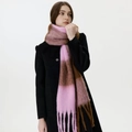 Dicker pink-braun karierter Winterschal mit Fransen an einem schwarzen Wollmantel - Rosa-Braun