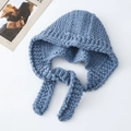 Handgestrickte grobe Kapuzenmütze mit langen Bändern in Staubblau für warme Wintertage - Nebelblau