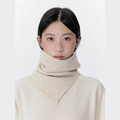 Scaldacollo in maglia crema minimalista con bottone e collo alto asimmetrico - Albicocca Crema