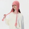 Gorro de punto rosa con orejeras y trenzas lucido por una modelo para el invierno - Rosa Fuerte