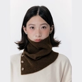 Scaldacollo in maglia marrone scuro con trama a coste e bottoni decorativi - Caffè Scuro