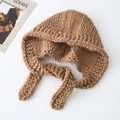 Handgefertigte grobe Strickhaube mit Bindebändern in Karamelbraun für den Winter - Camel