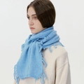 Écharpe en maille bleu vif avec franges en laine mélangée portée par un mannequin - Bleu clair de lune