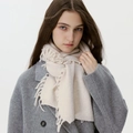 Strickschal in Haferfarbe mit Fransen für Damen und Herren zum grauen Wintermantel - Cremeweiß