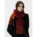 Dicker Wollschal in Weinrot und Orange mit Blockfarben-Design und breiten Fransen - Karamellrot