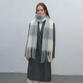 Dicker Winter-Schal mit blau-grauem Karomuster und dekorativen Quasten für Damen - Blau Weiß