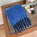 Gestrickter Wollschal in kräftigem Klein-Blau mit langen Fransen und weicher Textur - Königsblau Schwarz