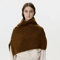 Dunkelbrauner Strick-Poncho mit seitlichen Knöpfen und strukturiertem Rollkragen - Rötliches Braun