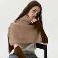 Gestricktes Kamel-Poncho-Halstuch mit Knöpfen und dunkelbraunen Armstulpen - Camel