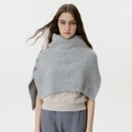 Grauer Strickschal Poncho mit Bernstein-Knöpfen und strukturiertem Rippenmuster - Hellgrau