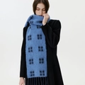 Sciarpa in lana azzurra con motivo a quadri pixel blu scuro e nappe decorative - Blu Nebbia Scacchiera