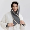 Écharpe à capuche en tricot gris avec bordure festonnée crème pour la chaleur hivernale - Gris Anthracite