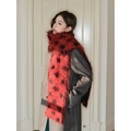 Écharpe épaisse en laine à pois rouges et noirs avec texture en fausse fourrure longue - Pois Rouge et Noir