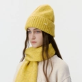 Set invernale con berretto lavorato a maglia giallo e sciarpa abbinata in lana spessa - Giallo Senape