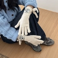Weiße Strickhandschuhe mit weichen Schleifen und Herz-Patch im gemütlichen Winterstil - Beige