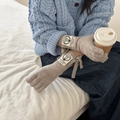 Camelfarbene Strickhandschuhe mit Schleifen und Logo-Aufnäher für Touchscreens im Winter - Haferflocken