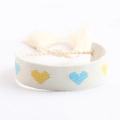 Bohemian handgewebtes besticktes Armband mit blau-gelben Herzmustern und Quasten-Verschluss - Herz-Muster (QNW2884-1)