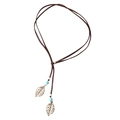 Collana lunga boho con cordino in pelle regolabile e pendenti a foglia dorata con perle blu - Foglia