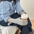 Graue Strickhandschuhe mit weißem Markenaufnäher und bequemen elastischen Armbändern - Grau