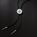 Bolo tie a margherita retrò con centro in turchese e punte in metallo argentato - Centro Turchese