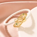 Bracelet en cuir tressé blanc avec têtes de serpent dorées et cristaux verts brillants - Blanc