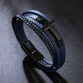 Bracciale multistrato in pelle intrecciata con croce in metallo nero e chiusura magnetica - Blu / 23CM