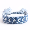 Bracelet tissé bohème fait main bleu foncé et blanc avec des détails de pompons - Motif de Vagues Bleues Et Blanches (QNW2884-5)