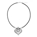 Collar con colgante de corazón de plata vintage y grabados étnicos en cordón negro - Corazón Plata Antigua