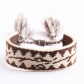 Bracelet tissé bohème marron foncé et beige avec broderie géométrique et glands - Motif de Feuilles Brunes (QNW2884-6)