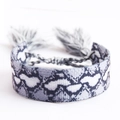 Bracelet d'amitié tissé à la main en noir, blanc et gris avec pompons bohèmes - Motif de Texture Python (QNW2884-7)