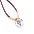 Retro halsketting met hol kruis en zilveren ringen aan bruin leren koord op wit decor - Hol Kruis
