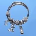 Bracciale rigido in argento con ciondoli a forma di orsetto e cellulare con cristalli - Stile Pendente Orsetto Perlato Argentato (BRA784)