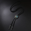 Cravatta bolo vintage con ciondolo dio del sole argento e cordoncino nero intrecciato - Ritratto Di Uomo In Argento Antico