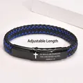 Bracciale regolabile in pelle intrecciata nera e blu con fibbia a croce incisa e ispirazione - Blu Regolabile