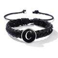 Gevlochten zwarte armband met een metalen ronde hanger en wit letter C detail erop - Letter C