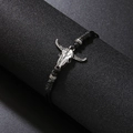 Bracciale intrecciato con ciondolo a teschio di toro argento su espositore nero - Nero