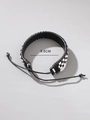 Detalle de pulsera tejida de damero con diámetro interior de 8,6 cm y cierre de cordón - Pulsera en Blanco y Negro